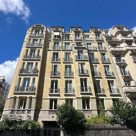 A Proximité Immédiate De La Tour Eiffel Parigi